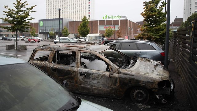 מכוניות הוצתו ב גטבורג שבדיה (צילום: AFP)