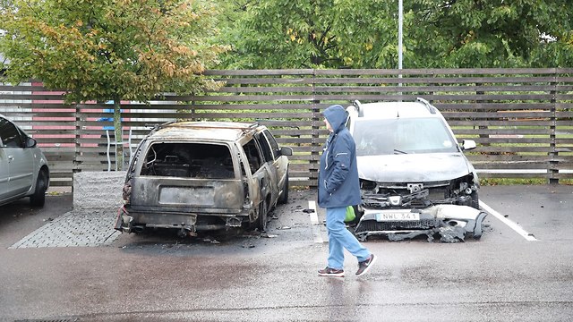 מכוניות הוצתו ב גטבורג שבדיה (צילום: EPA)