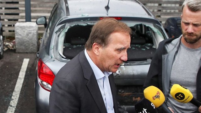 ראש ממשלת שבדיה סטפן לופבן מכוניות הוצתו ב גטבורג  (צילום: רויטרס)
