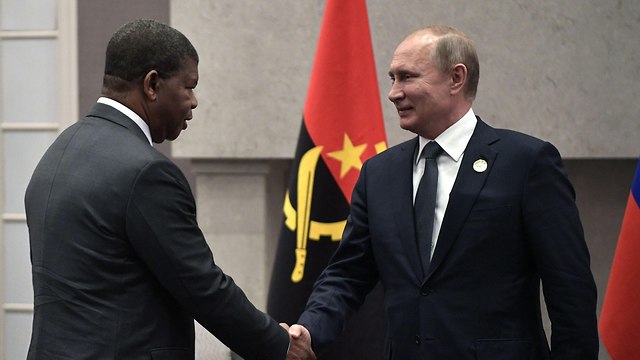 נשיא רוסיה ולדימיר פוטין עם נשיא אנגולה ז'ואאו לורנסו כנס BRICS דרום אפריקה (צילום: AFP)