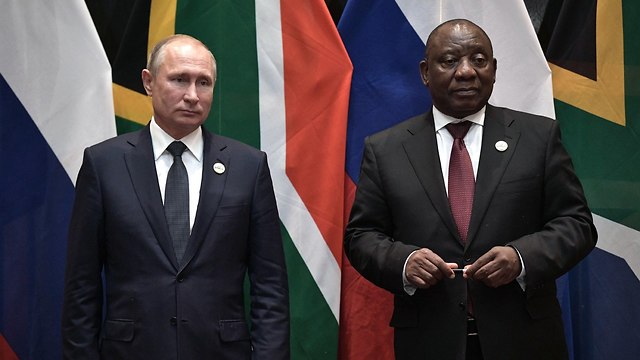 נשיא רוסיה ולדימיר פוטין עם נשיא דרום אפריקה סיריל רמפוזה כנס BRICS (צילום :EPA )