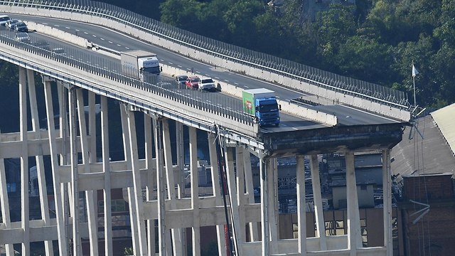 קריסת גשר ב גואנה איטליה (צילום: EPA)