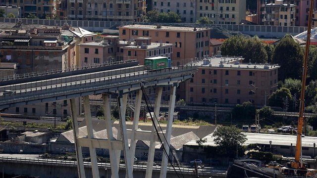 איטליה קריסת גשר גנואה משאית ירוקה (צילום: AFP)
