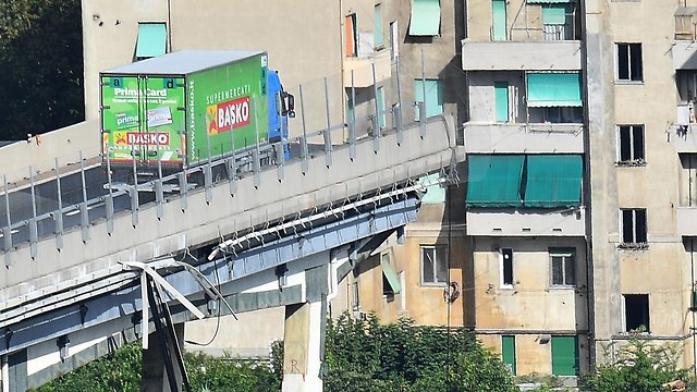 איטליה קריסת גשר גנואה משאית ירוקה (צילום: EPA)