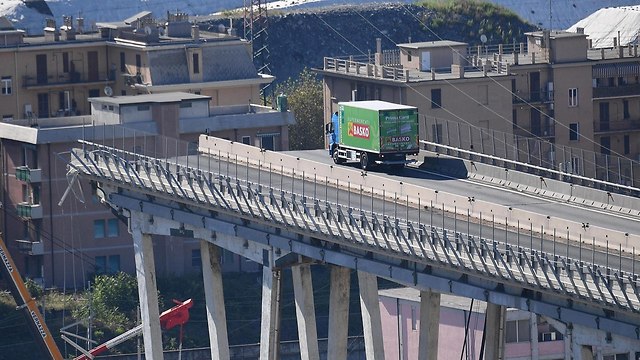 איטליה קריסת גשר גנואה משאית ירוקה (צילום: EPA)
