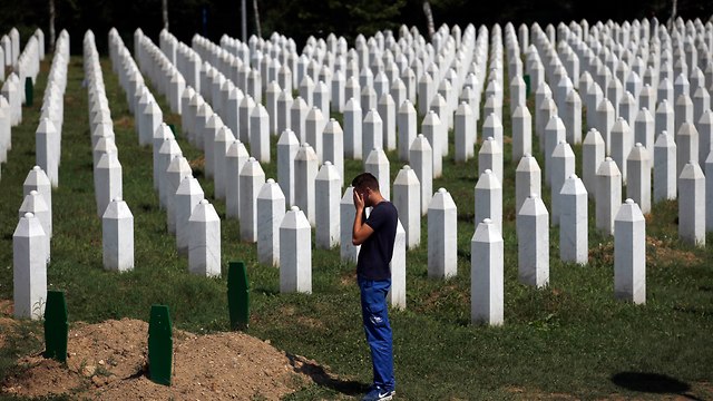 קברי הנרצחים בסרברניצה (צילום: AP)