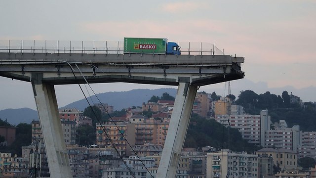 הגשר שקרס בגנואה באיטליה (צילום: AFP)