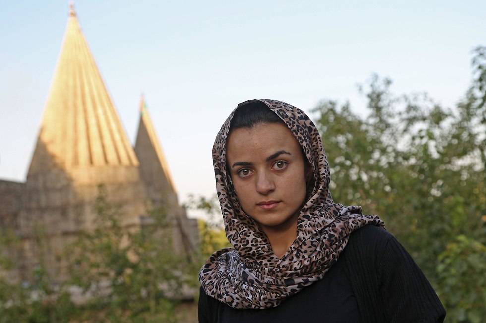 אשוואק חאג'י, צעירה יזידית שנמלטה מדאעש לגרמניה - ופגשה שם את החוטף שלה. צולם במקדש יזידי בלאלש שליד מוסול בעיראק (צילום: AFP)