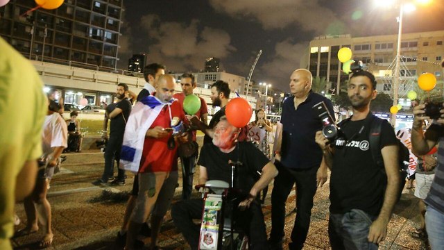 אילן גילאון בהפגנה של תושבי עוטף עזה בכיכר רבין (צילום: מוטי קמחי)
