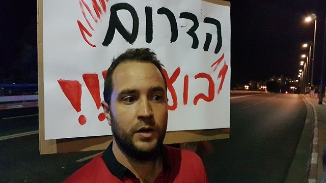 דניאל משדרות בהפגנה של תושבי עוטף עזה בתל אביב (צילום: גלעד מורג)