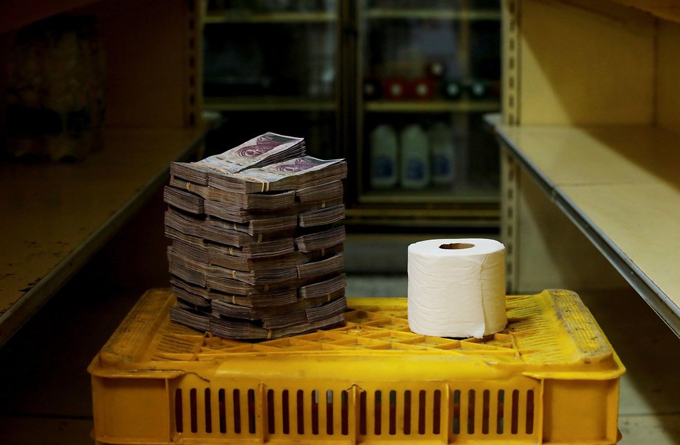 אינפלציה ב ונצואלה משבר כלכלי 2.6 מיליון בוליברים תמורת נייר טואלט (צילום: רויטרס)