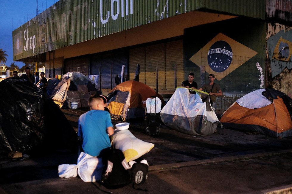 מהגרים מ ונצואלה ישנים באוהלים בעיר פקאריימה ברזיל (צילום: רויטרס)