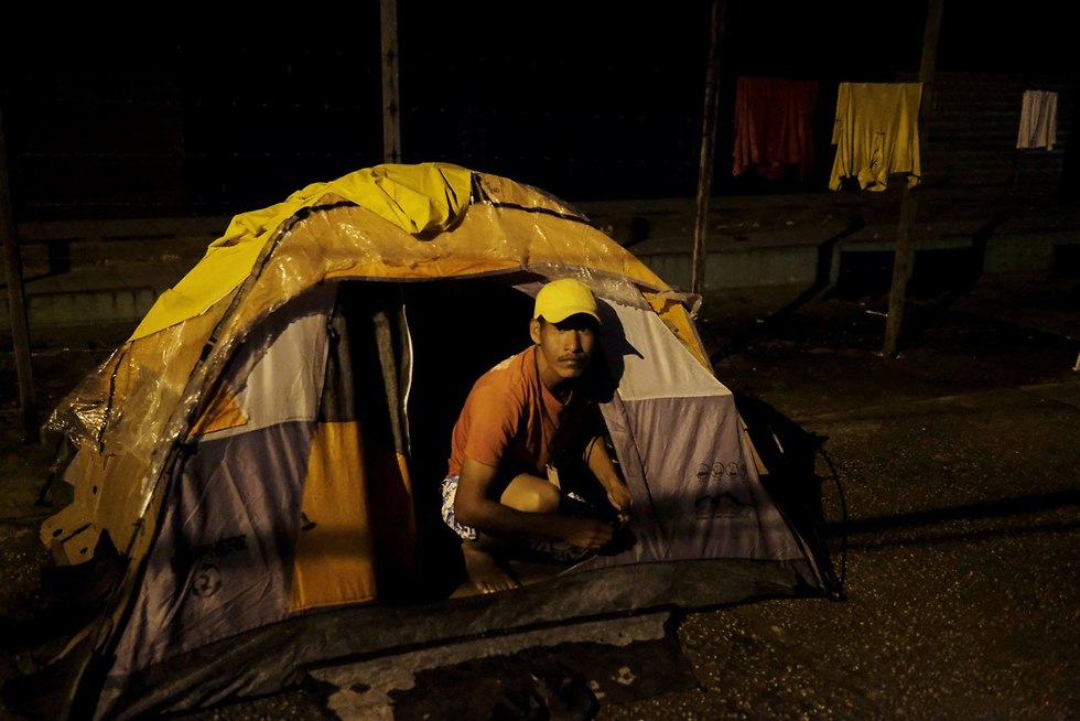 מהגרים מ ונצואלה ישנים באוהלים בעיר פקאריימה ברזיל (צילום: רויטרס)