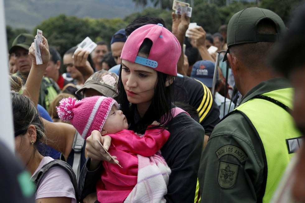 מהגרים מ ונצואלה ל קולומביה מעבר הגבול בין המדינות גשר סימון בוליבר (צילום: רויטרס)