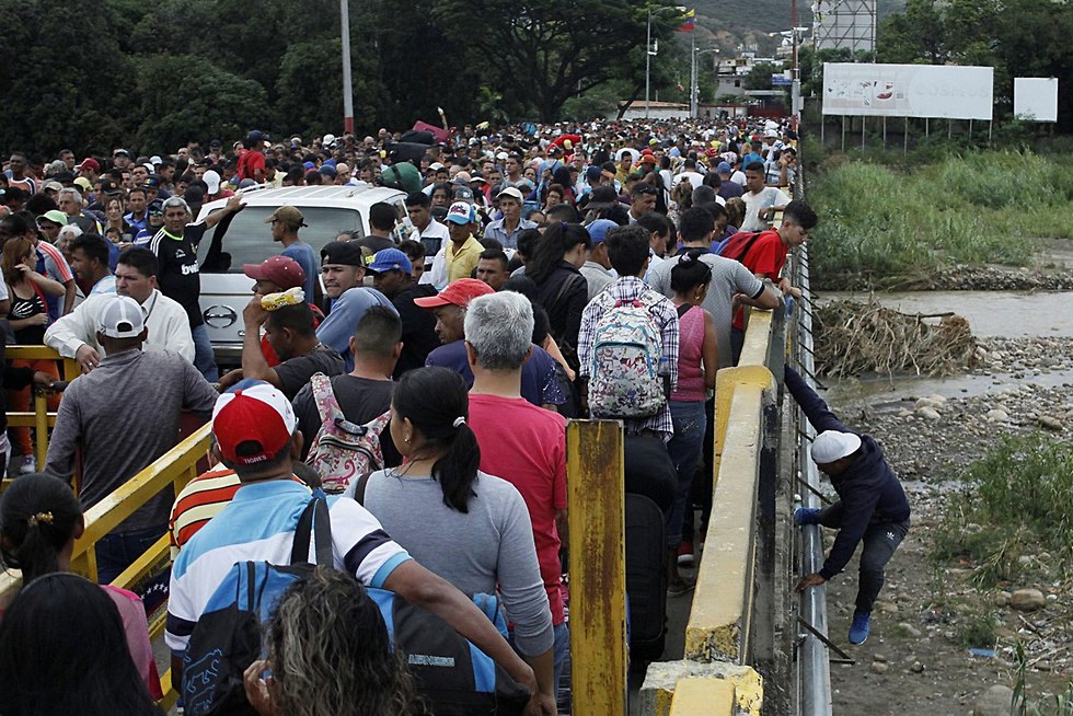 מהגרים מ ונצואלה ל קולומביה מעבר הגבול בין המדינות גשר סימון בוליבר (צילום: רויטרס)