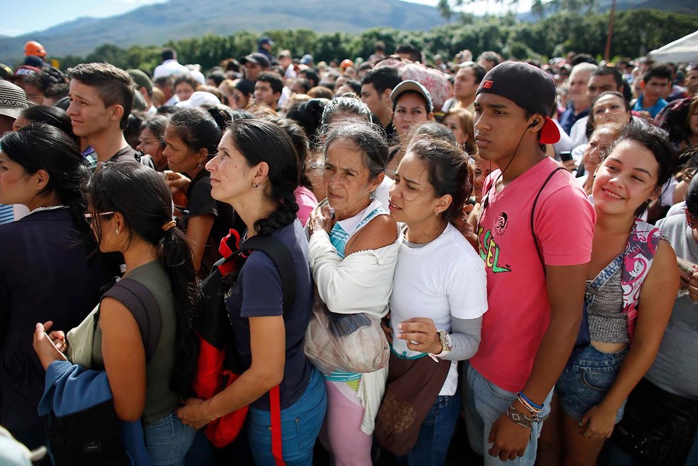מהגרים מ ונצואלה ל קולומביה מעבר הגבול בין המדינות גשר סימון בוליבר (צילום: AP)