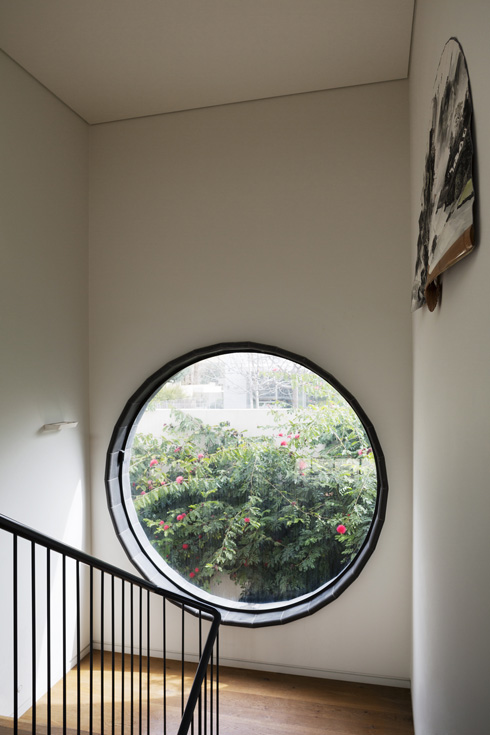 חלון עגול גם במדרגות לקומת המרתף החפורה (צילום: מיקאלה בורסטו)