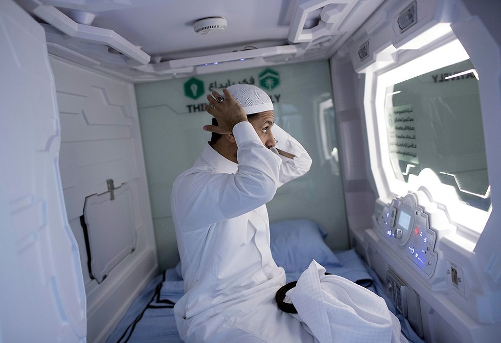 חאג' מכה סעודיה ישנים ב קפסולה כמו ב יפן (צילום: EPA)