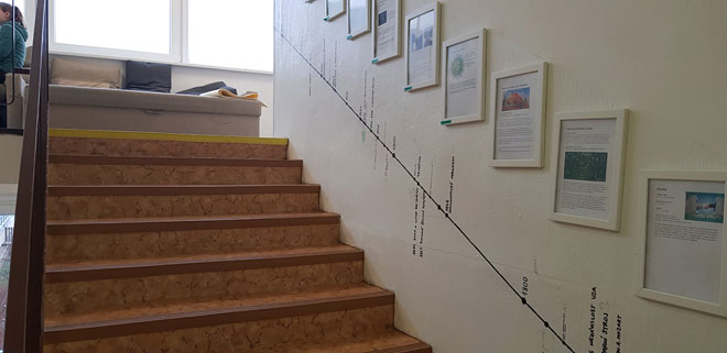 פרויקטים של תלמידים המוצגים בחדר המדרגות (צילום: עמית לביא)