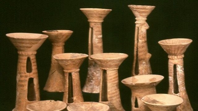 מקטרים מהתקופה הכלקוליתית שנמצאו במערת פקיעין  (צילום: מריאנה זלצברגר, באדיבות רשות העתיקות)