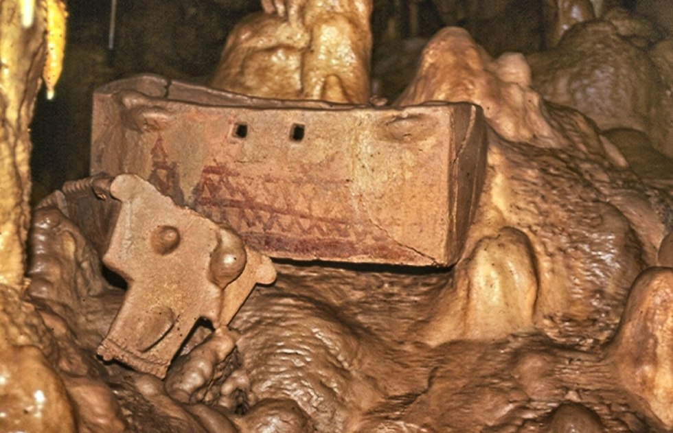 ארון קבורה מהתקופה הכלקוליתית במערת פקיעין  (צילום: מריאנה זלצברגר, באדיבות רשות העתיקות)