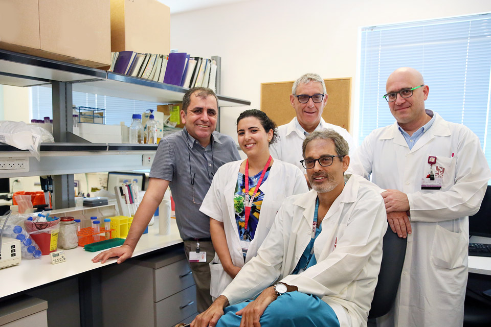 Группа исследователей (справа налево): д-р Юваль Гинсбург, профессор Зеэв Вайнер, доктор Низар Хатиб, д-р Рон Белосески и д-р Нур Саади. Фото: Петр Флитер