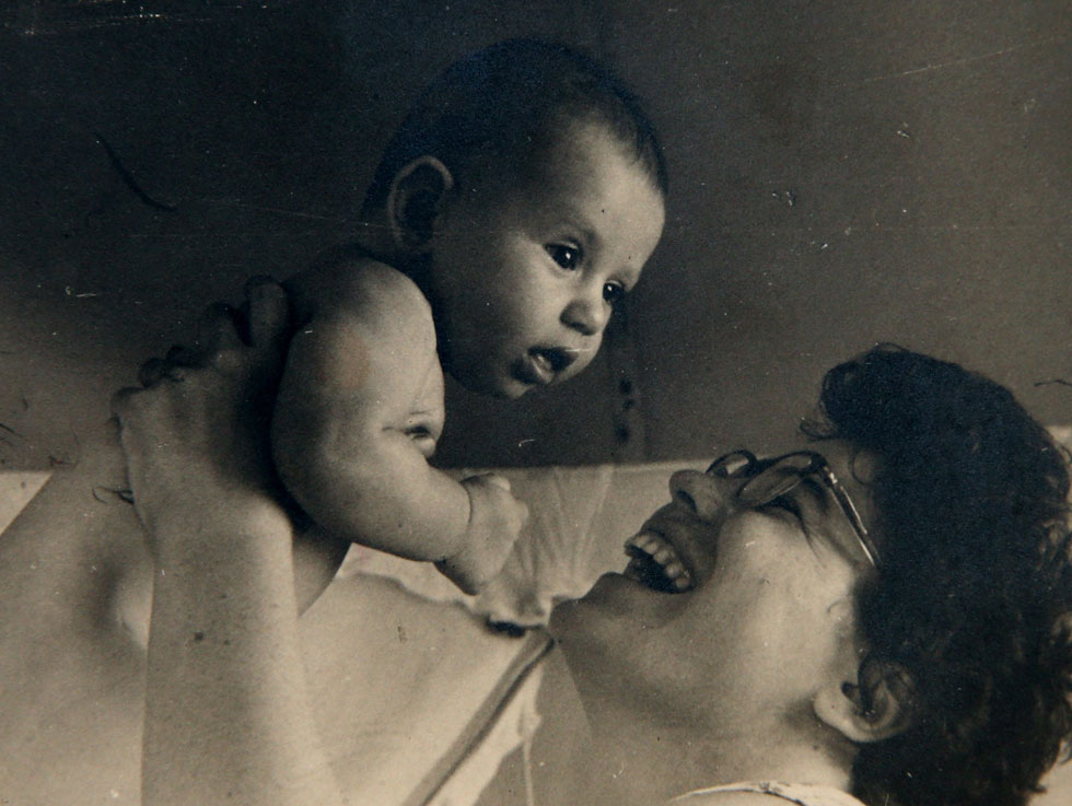 שטרייט-וורצל עם בנה הבכור, שלומי, שנפטר מדום לב שלושה חודשים אחרי מותה. "אמא טענה שהיא נעצרה בגיל ההתבגרות" (צילום רפרודקוציה: יריב כץ)