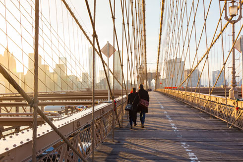 אלפים חוצים את גשר ברוקלין, ברגל, ברכב ובאופנים (צילום: Shutterstock)