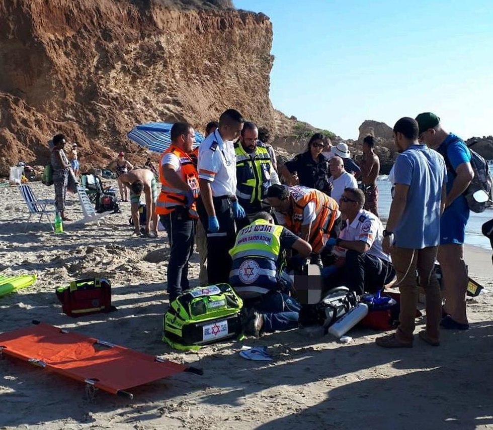 Парамедики пытаются спасти жизнь туристу. Фото: пресс-служба МАДА