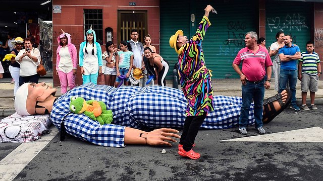 חוגגים את יום העצלנות בעיר איטאגי קולומביה (צילום: AFP)