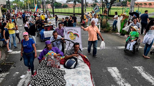 חוגגים את יום העצלנות בעיר איטאגי קולומביה (צילום: AFP)