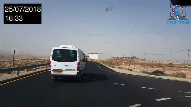 רכב מזויף של נתיבי ישראל חוצה קו הפרדה (באדיבות הרלב
