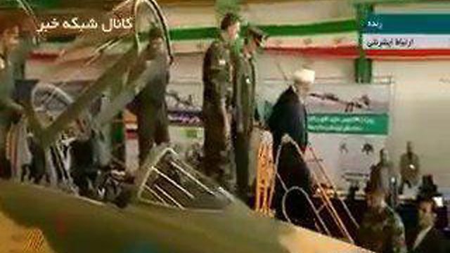 איראן חושפת מטוס קרב איראני ()