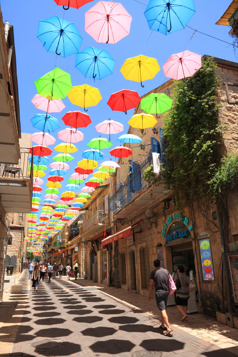 המטריות-שמשיות במדרחוב נחלת שבעה בירושלים. ערים נוספות פנו וביקשו, אך לא הרימו את הכפפה מלבד ת''א (צילום: Protasov AN/Shutterstock)