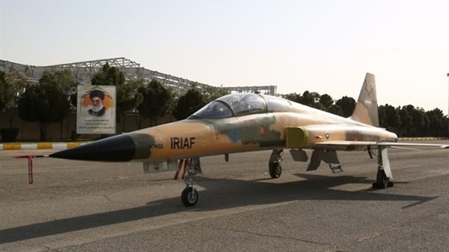 איראן חושפת מטוס קרב איראני ()