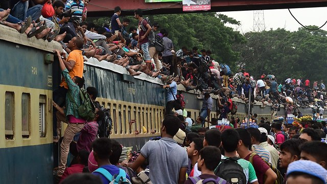 בנגלדש דאקה אנשים על רכבת נוסעים ל חג הקורבן (צילום: AFP)