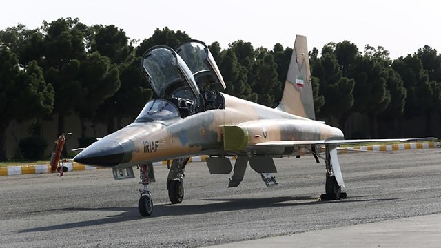 איראן חושפת מטוס קרב איראני (צילום: AFP)