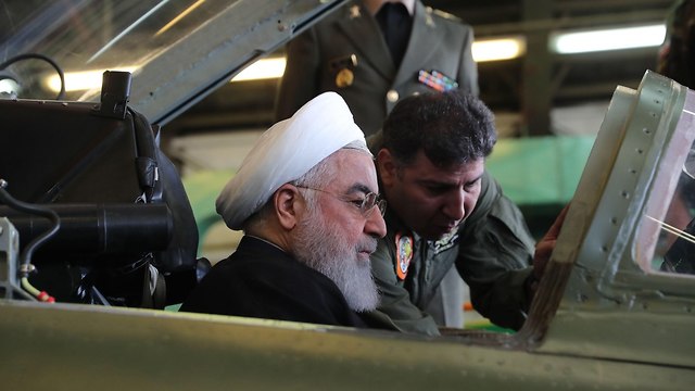 Хасан Рухани в кабине нового истребителя иранского производства. Фото: AFP