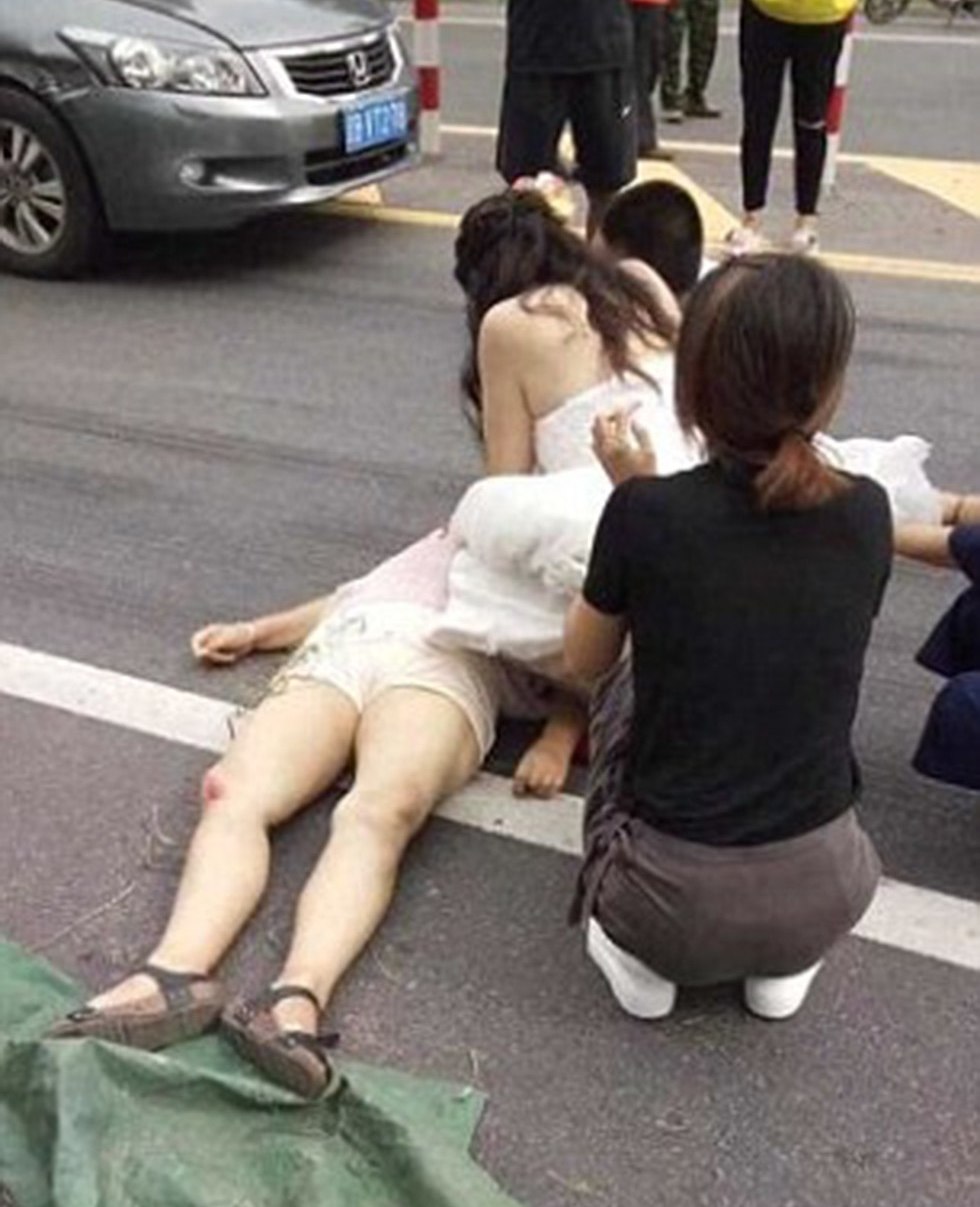 אחות שמלת כלה החייאה תאונת דרכים סין ()