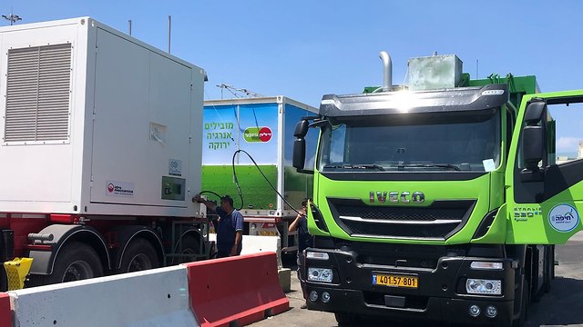 משאית זבל מונעת בגז בחיפה (צילום: ראובן כהן)
