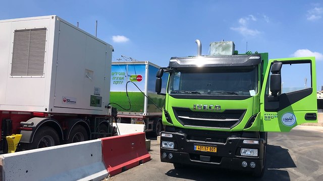 משאית זבל מונעת בגז בחיפה (צילום: ראובן כהן)