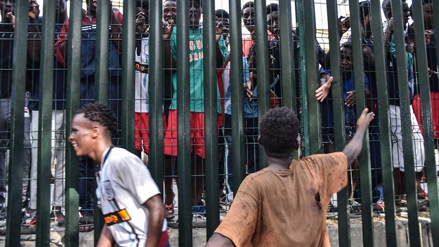 ספרד מרוקו מהגרים סאוטה 300 הסתערו על ה גדר (צילום: AFP)