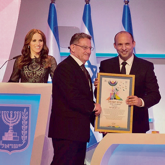 בן ישי מקבל את פרס ישראל משר החינוך בנט ביום העצמאות האחרון. "התובנות מאפגניסטן משרתות אותי בעבודתי העיתונאית גם היום" בן ישי מקבל את פרס ישראל משר החינוך בנט ביום העצמאות האחרון. "התובנות מאפגניסטן משרתות אותי בעבודתי העיתונאית גם היום"