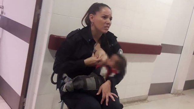 ארגנטינה שוטרת קיבלה קידום הניקה תינוק (צילום: טוויטר)