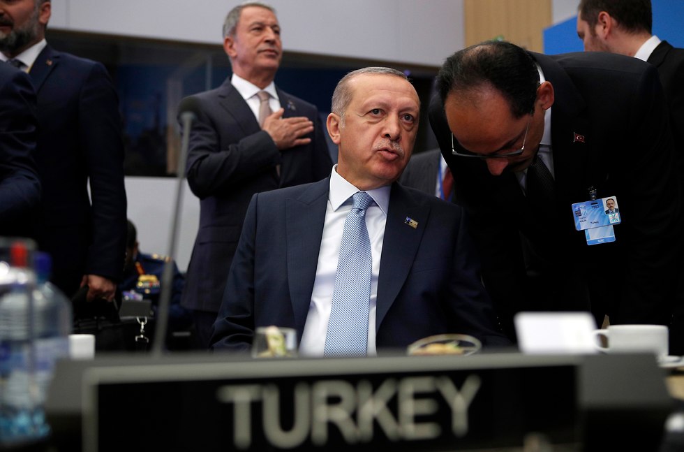 נשיא טורקיה ארדואן ודוברו קאלין (צילום: AP)