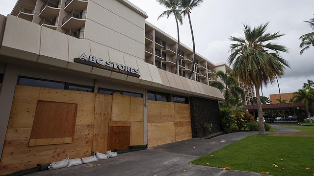 מתכוננים לסופת הוריקן ליין בהוואי (צילום: EPA)