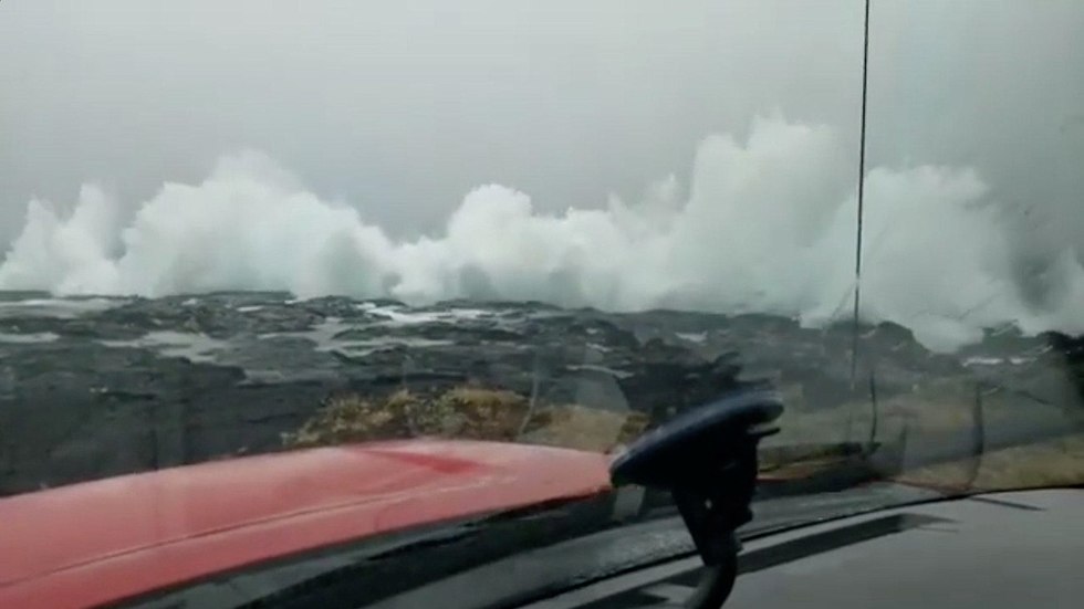 גלים גבוהים סופת הוריקן ליין בהוואי (צילום: רויטרס)