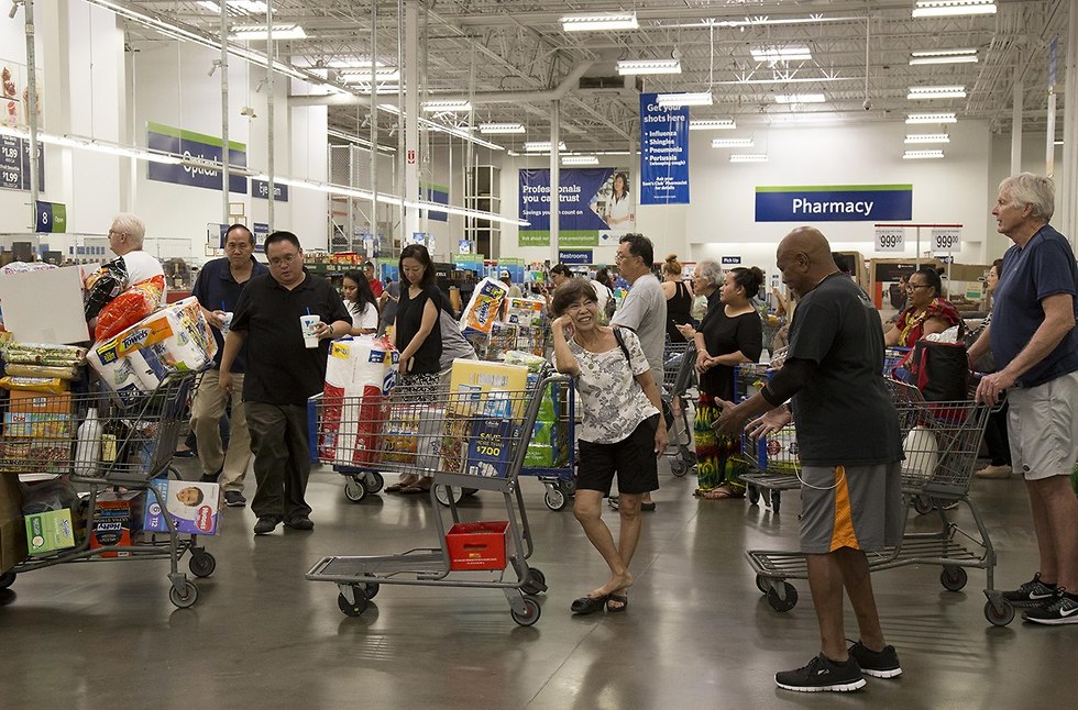 תורים בסופר קניות לקראת סופת הוריקן ליין בהוואי (צילום: gettyimages)