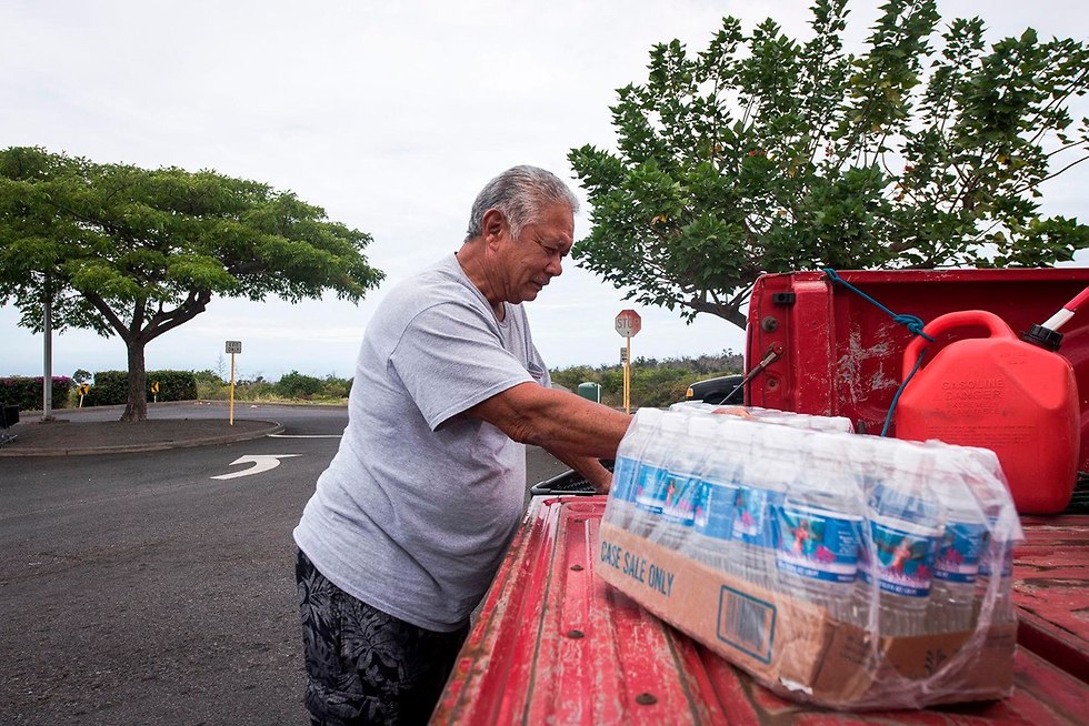 קניות לקראת סופת הוריקן ליין בהוואי (צילום: AFP)