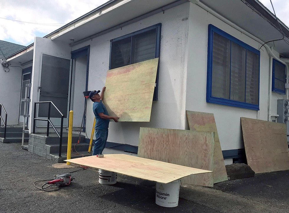 איטום מבנים לקאת הגעה של סופה הוריקן ליין הוואי ארה